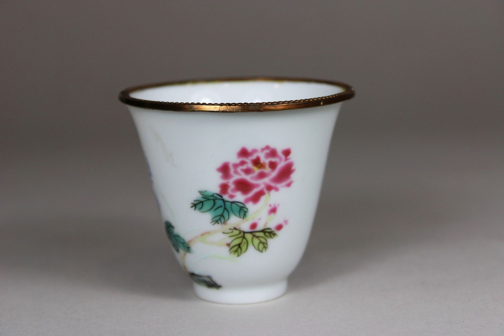 Cup mit Montierung, China, Porzellan, Vierzeichnen Yungzheng Marke am Boden, polychrom bemalt, Blum - Image 3 of 4