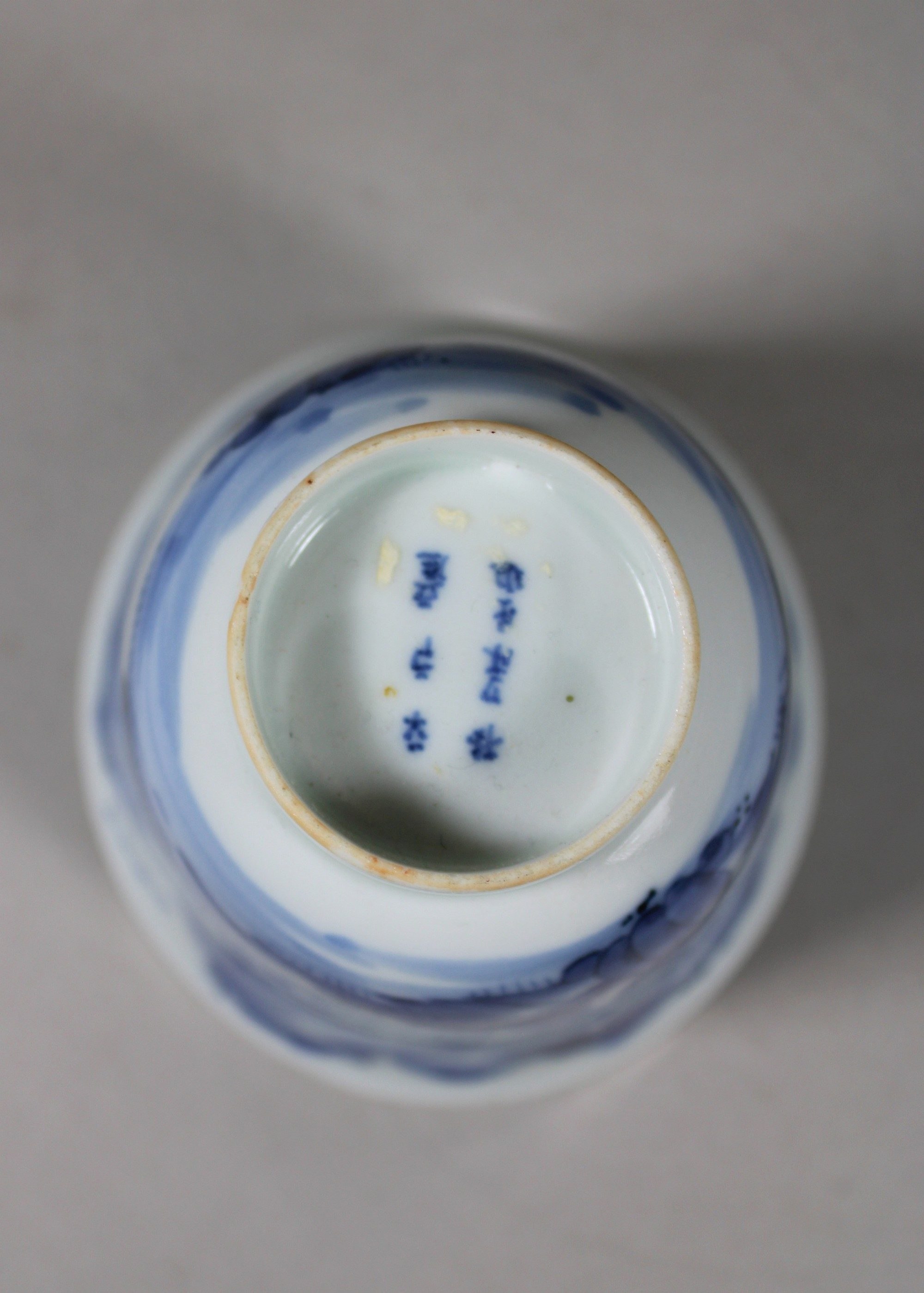 Konvolut 9. Tl.: China, Porzellan, bestehend aus: Paar Cups, Sechszeichen Qianlong Marke, Famille r - Image 6 of 7