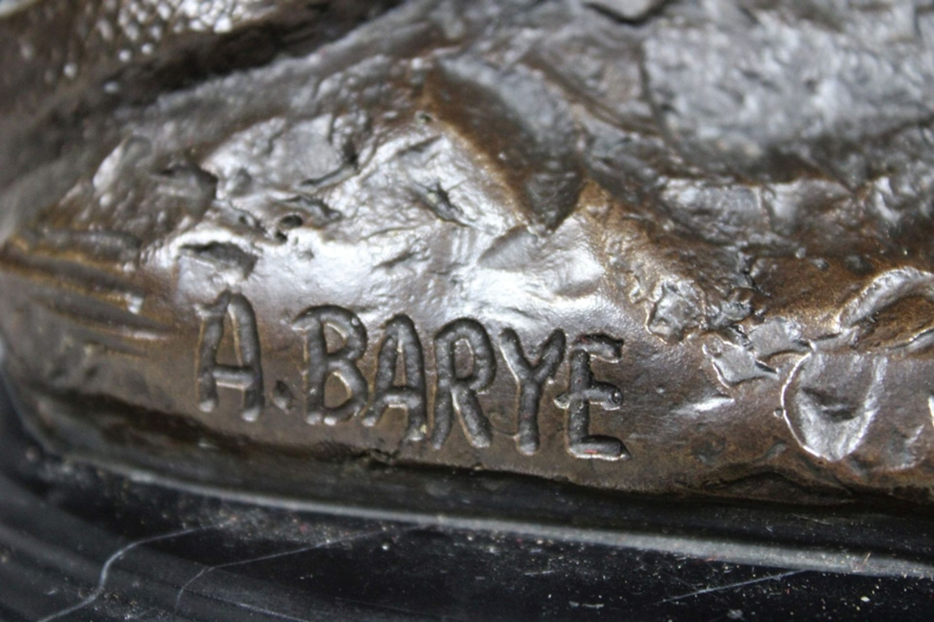 Antoine-Louis Barye (französisch, 1796 - 1875), Löwe mit Schlange, 19. Jh., Bronze und Marmor, sign - Bild 2 aus 4