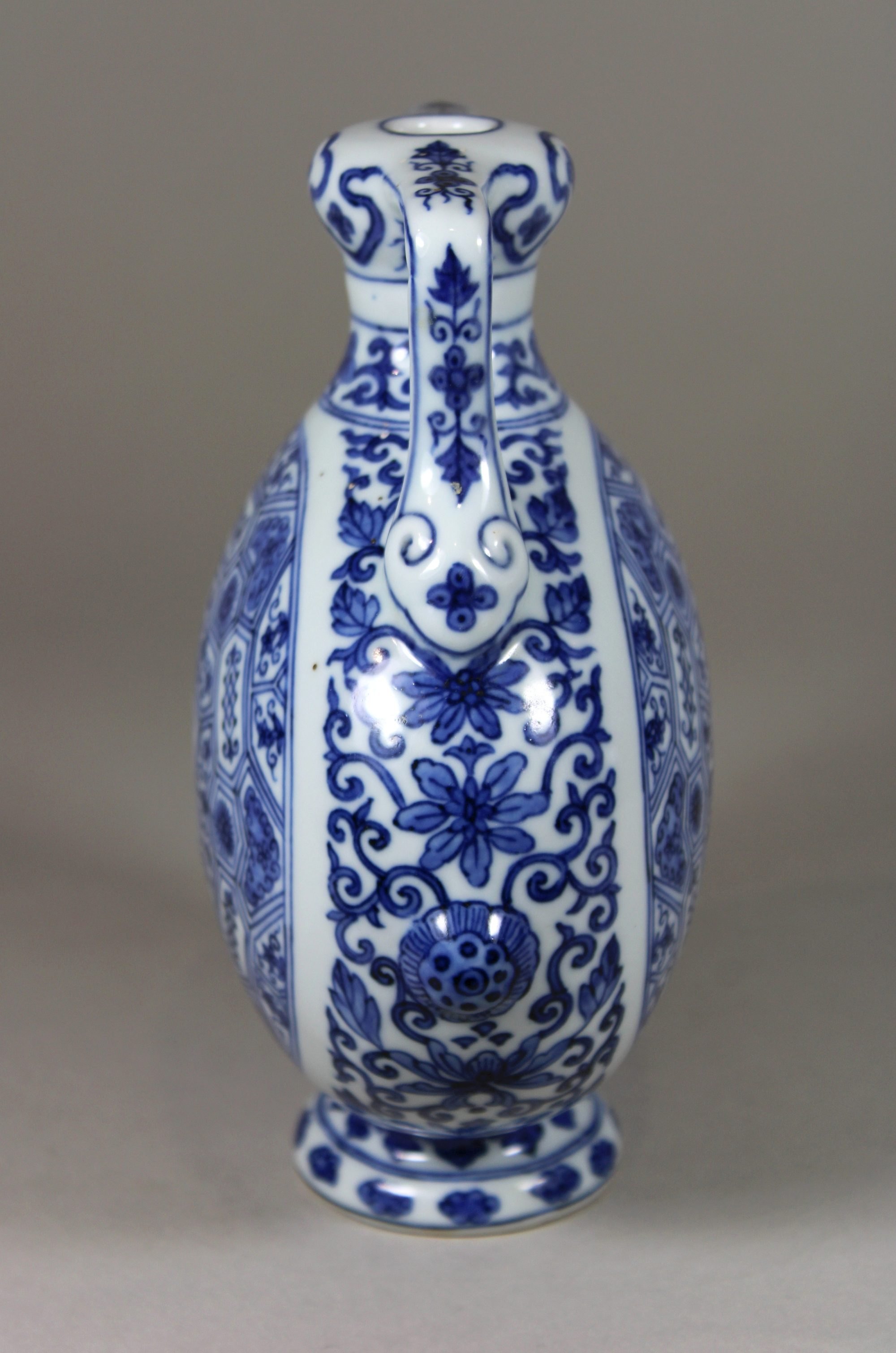 Baoyueping Vase, China, Porzellan, Qianlong Marke, blau-weiß bemalt, H.: 18 cm, B.: 14,5 cm. Guter, - Image 2 of 4