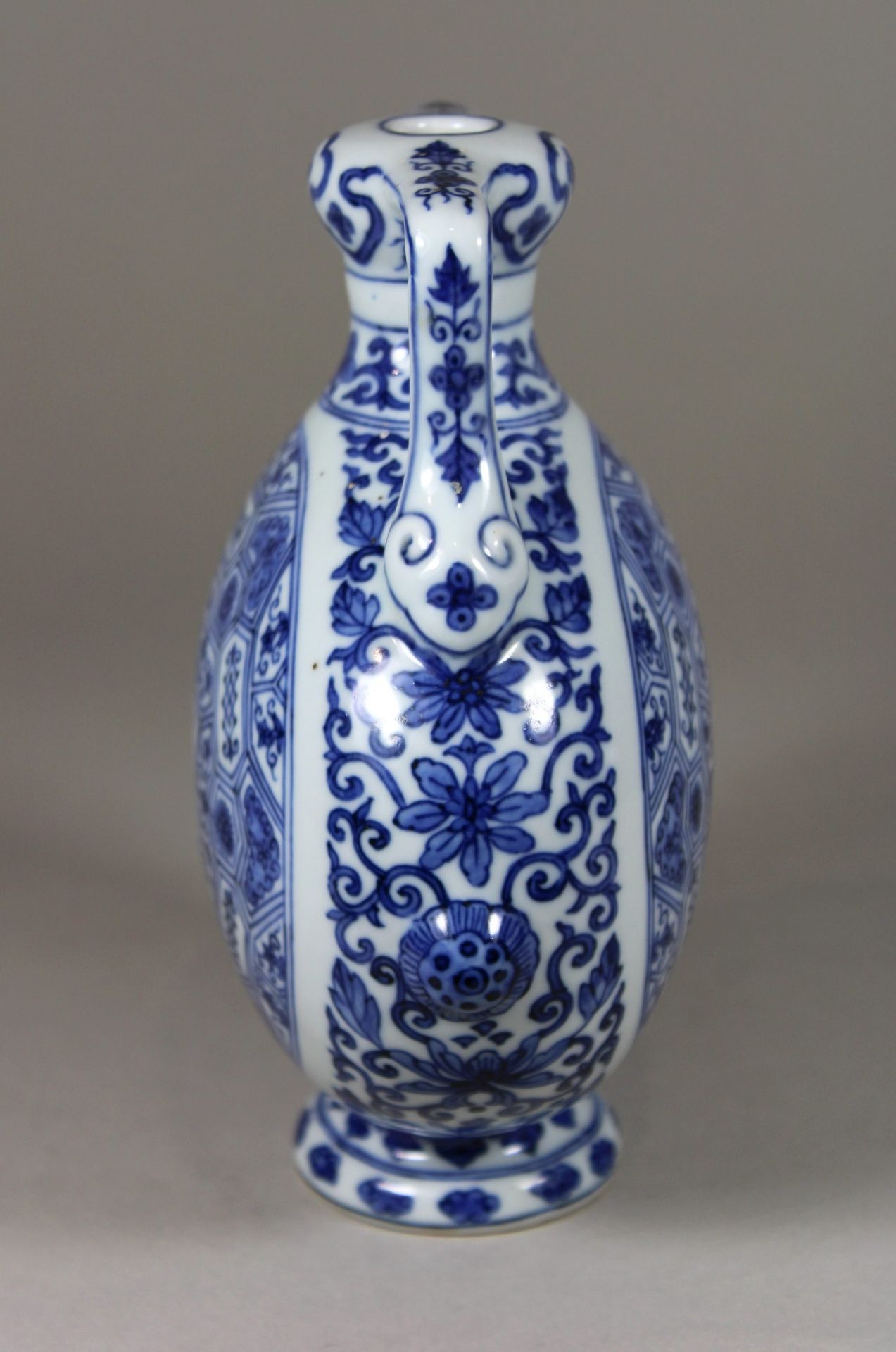 Baoyueping Vase, China, Porzellan, Qianlong Marke, blau-weiß bemalt, H.: 18 cm, B.: 14,5 cm. Guter, - Bild 2 aus 4