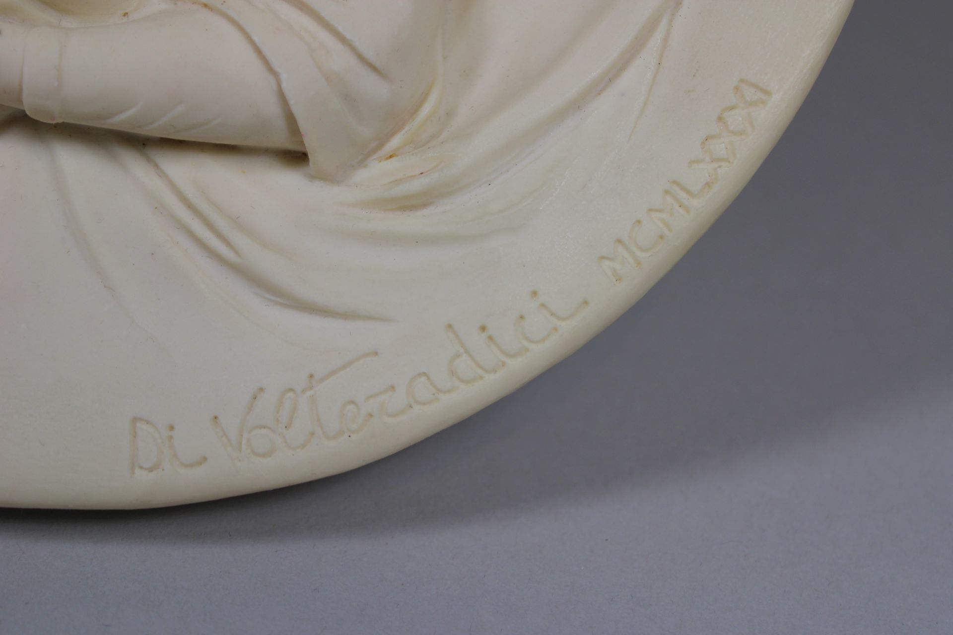 Wandteller Madonna Profetica, Alabaster, Italien, Studio Dante di Volteradici, 1981, Entwurf: Alber - Bild 2 aus 5