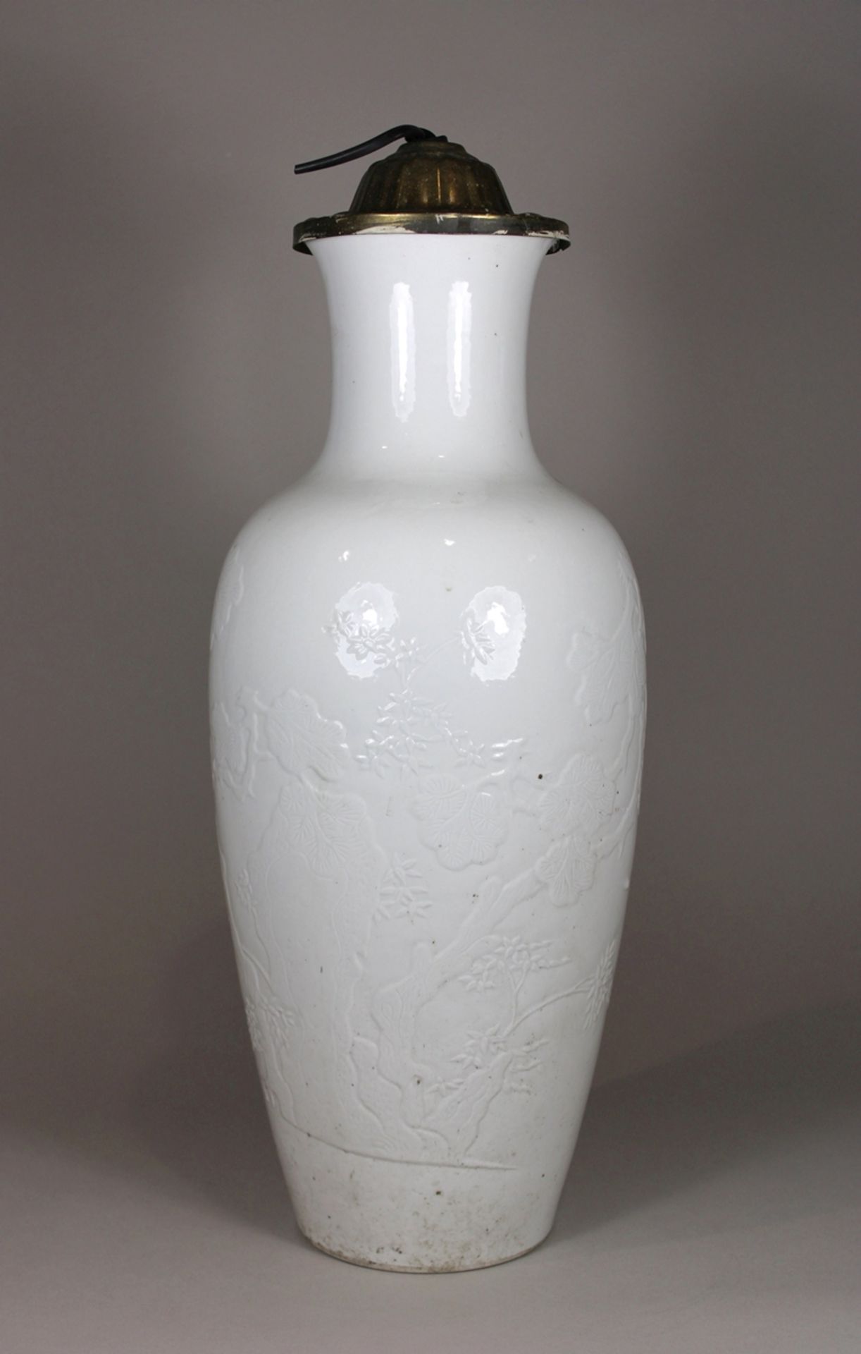 Blanc de Chine Vase, China, Porzellan, ohne Marke, Relief Dekoration, als Lampe umgebaut, H.: 51 cm