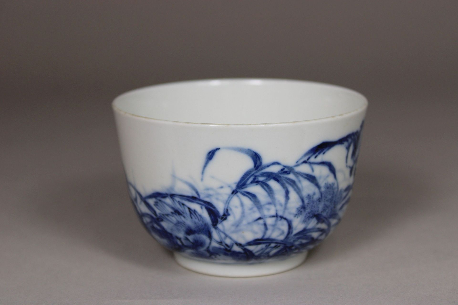 Cup, China, Porzellan, Sechszeichnen Marken am Boden, blau-weiß bemalt, Vogeldekor, Dm.: 9 cm, H.:  - Bild 3 aus 5