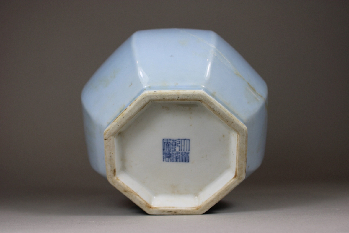 Oktogonale Vase, China, Porzellan, Sechszeichen Qianlong Marke, blau Glasur, H.: 14 cm. Altersgemäß - Image 3 of 4