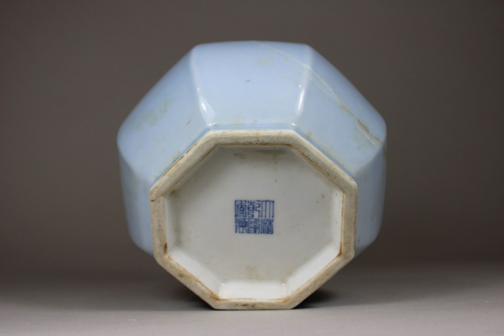 Oktogonale Vase, China, Porzellan, Sechszeichen Qianlong Marke, blau Glasur, H.: 14 cm. Altersgemäß - Bild 3 aus 4