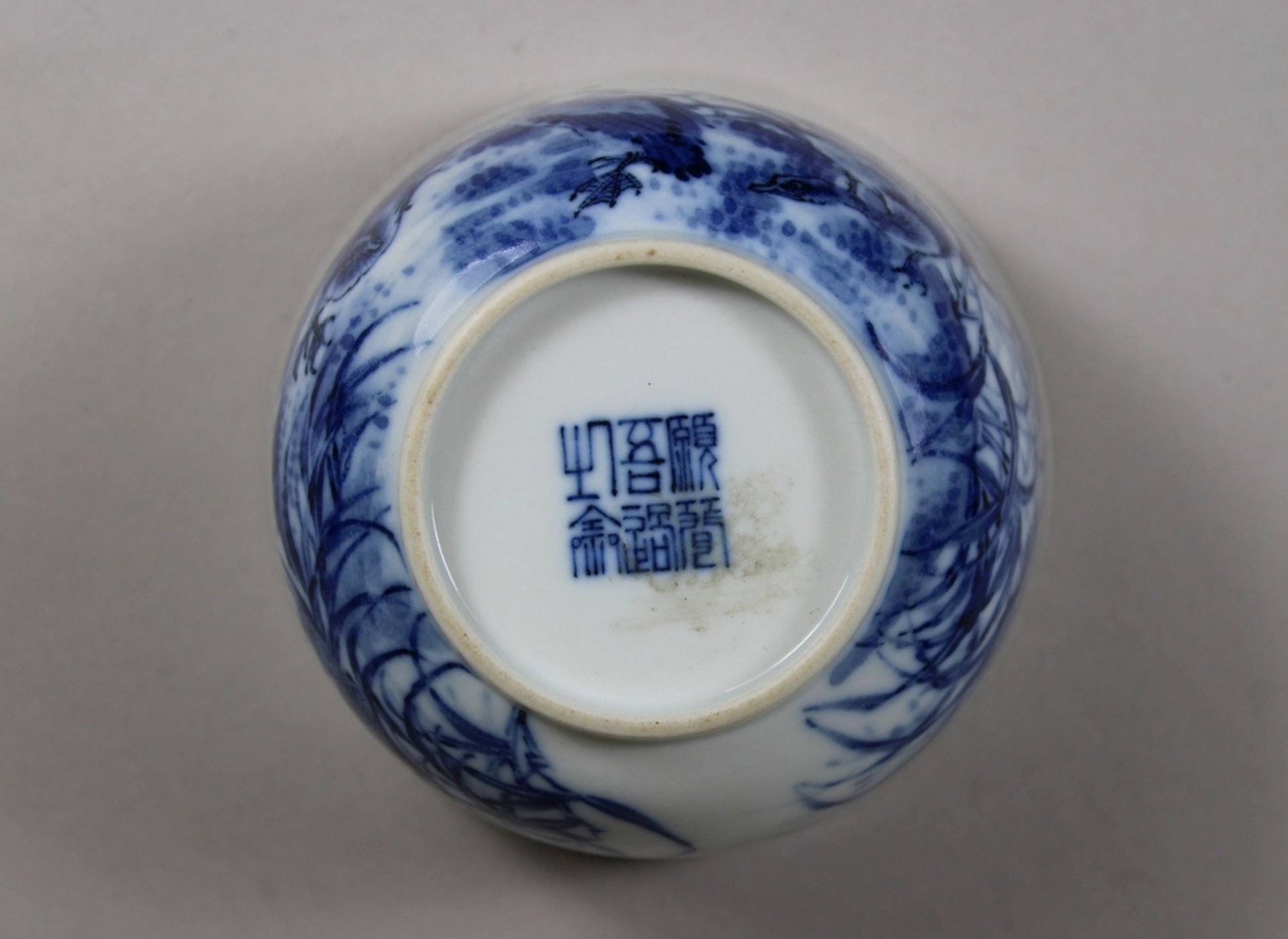 Cup, China, Porzellan, Sechszeichnen Marken am Boden, blau-weiß bemalt, Vogeldekor, Dm.: 9 cm, H.:  - Bild 5 aus 5