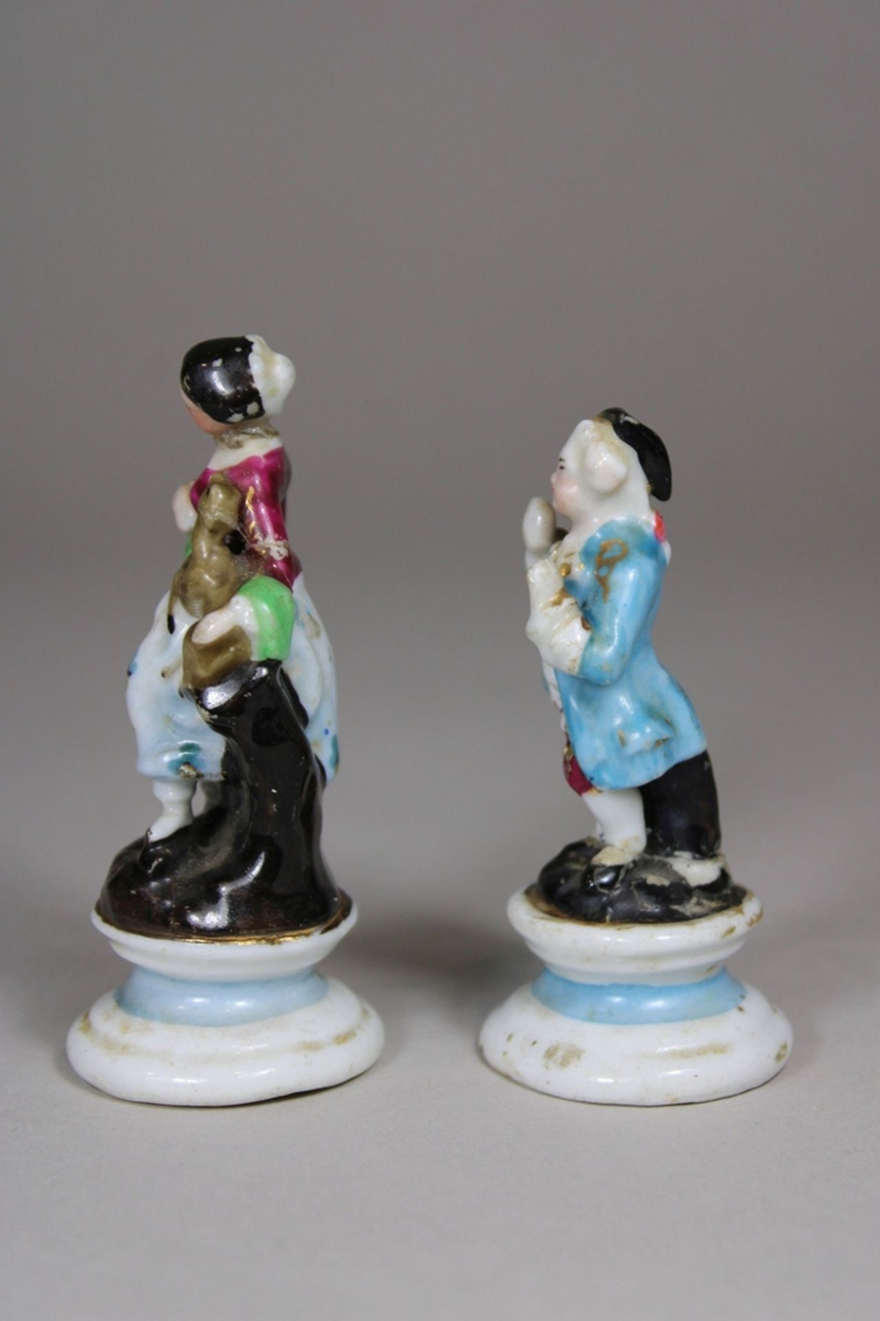Paar Porzellanfiguren, Frau mit dem Hund, galanter Mann, 19. Jh., Maße: H.: 9,5 cm und 8,5 cm. Gute - Bild 2 aus 5