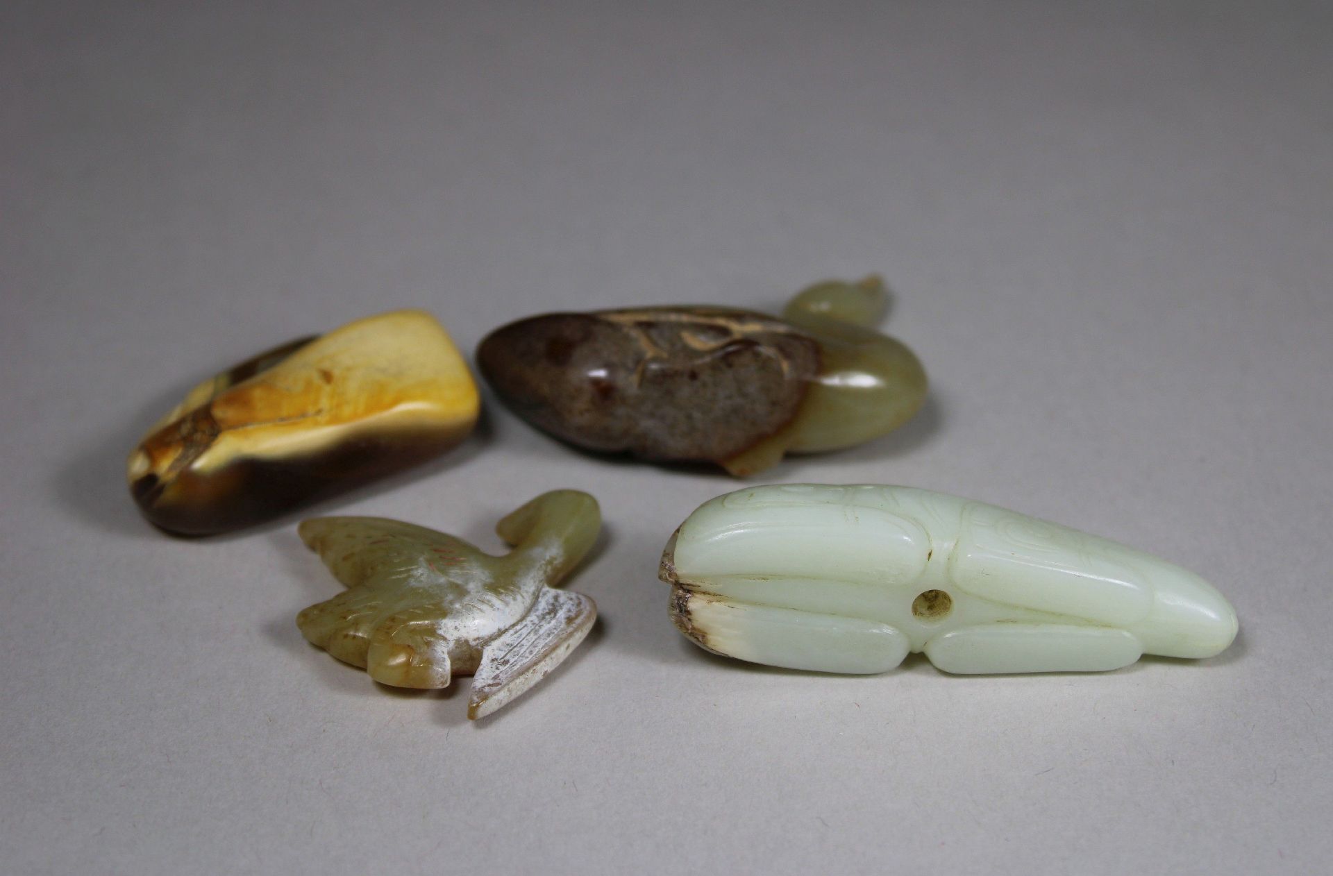 Vier Schnitzereien, China, 1 Fabeltier aus weißem Jade, wohl ming-Zeit, L.: 6,5 cm, Riess, 1 Ente a - Image 3 of 3