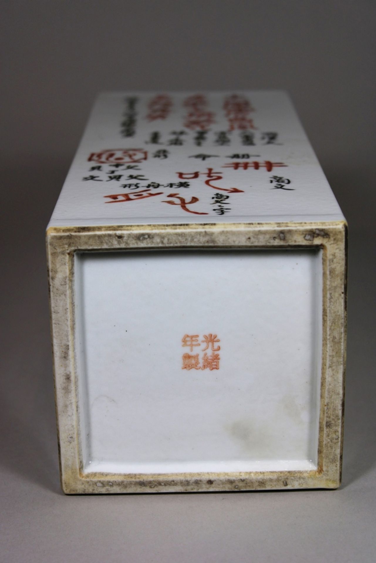 Viereckige Vase, China, Porzellan, rote Vierzeichen Guangxu Marke, kalligrafischen Motiven, H.: 28 - Bild 3 aus 3