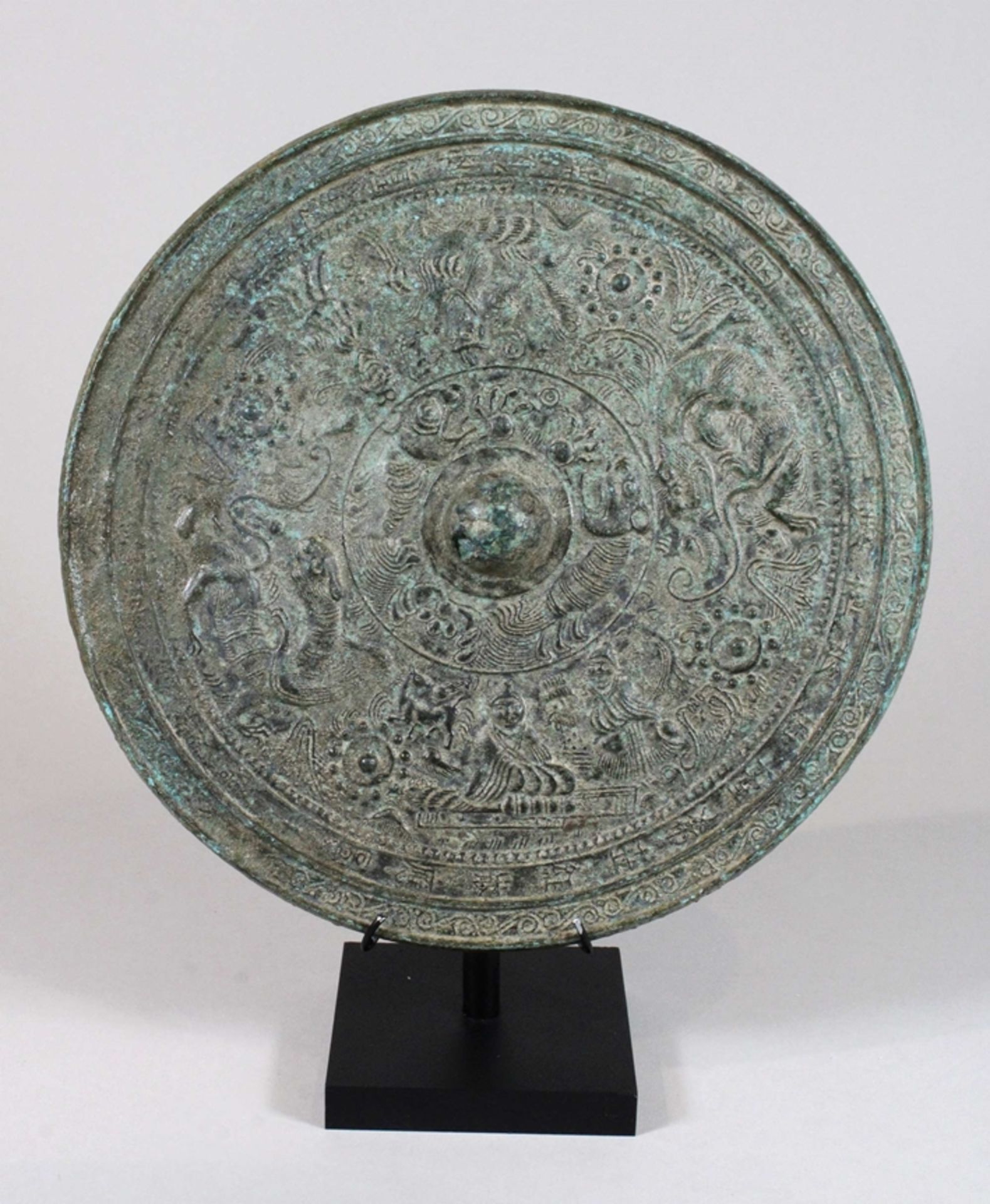 Bronze-Spiegel, China, figürliche Szene, Oberfläche mit Patina, Dm.: 22,3 cm. Guter, altersbedingte