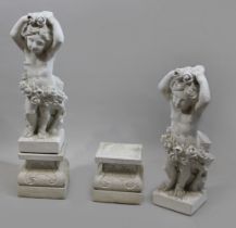 Paar Putti, Skulpturen, Steinguss, 20. Jh., H. ohne Sockel: 60 cm, Sockel: 20 cm. Guter Zustand.