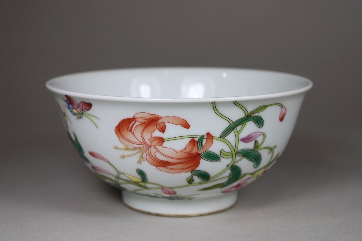 Schale, China, Porzellan, Yongzheng Marke, polychrom bemalt, Schmetterling - und Blumendekor, Dm.: - Image 2 of 6