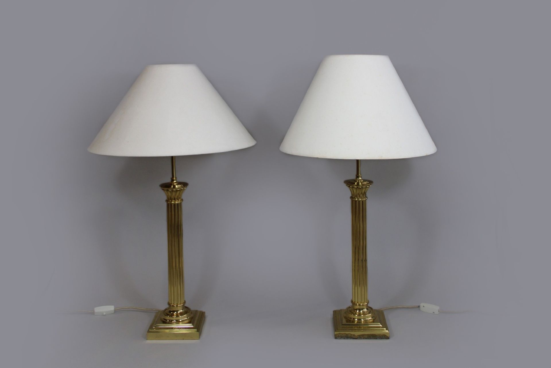 Paar Tischlampen, im Empire Stil, 20. Jh., H.: 95 cm. Guter Zustand, Lampenschirme ersetzt.