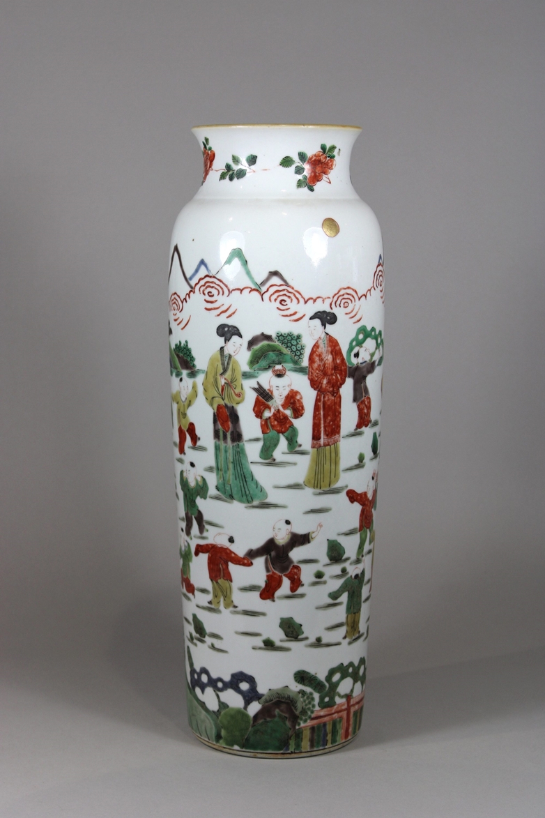 Xiangtuiping Vase, China, Porzellan, 18. - 19. Jh., ohne Marke, Wucai, figürliche Darstellung, Bode
