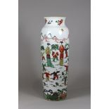 Xiangtuiping Vase, China, Porzellan, 18. - 19. Jh., ohne Marke, Wucai, figürliche Darstellung, Bode