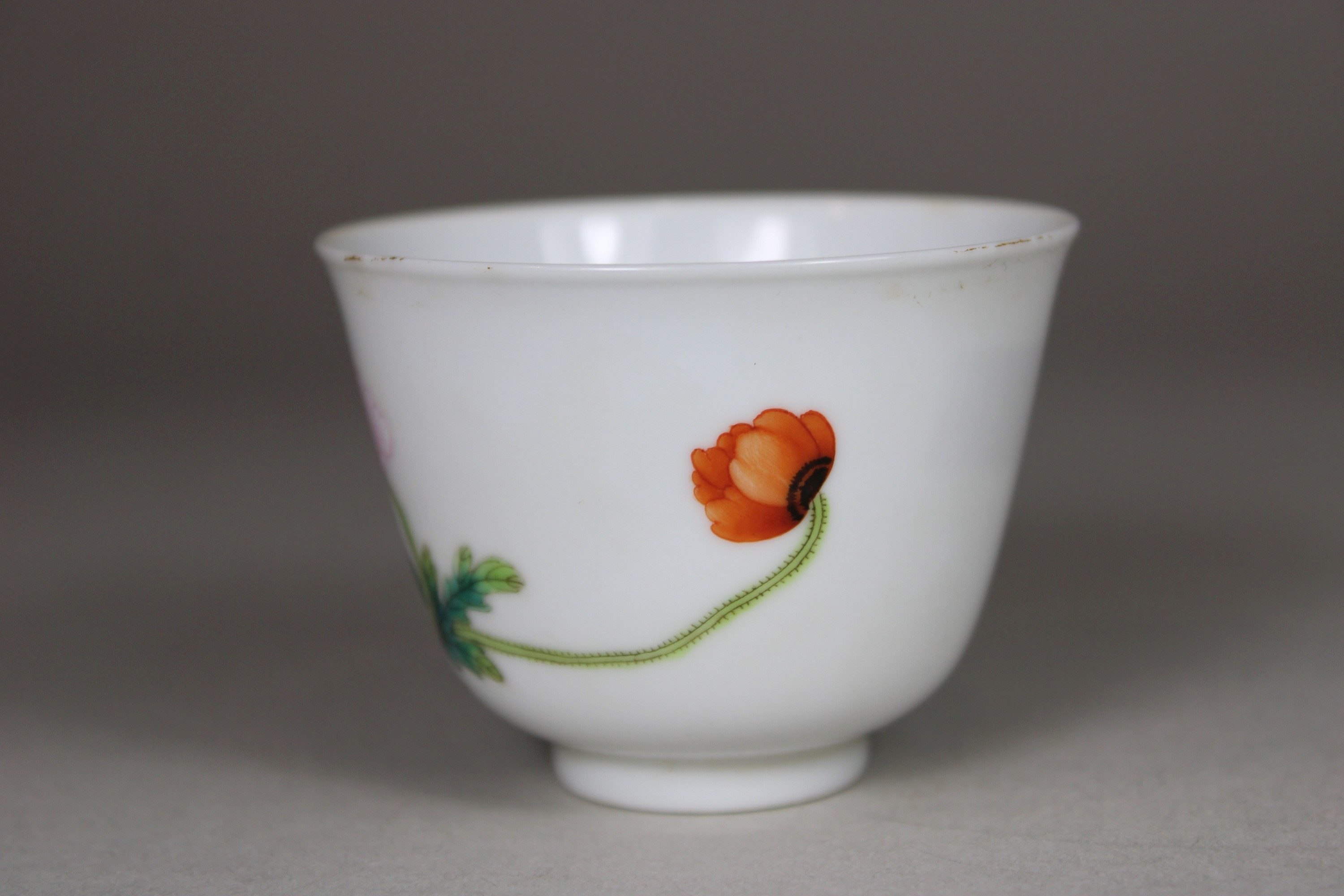 Cup, China, Porzellan, Vierzeichen Yongzheng Marke, Famille rose, Blumendekor, H.: 5 cm, Dm.: 6,5 c - Image 2 of 4