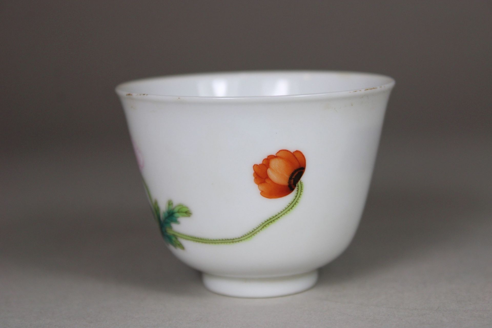 Cup, China, Porzellan, Vierzeichen Yongzheng Marke, Famille rose, Blumendekor, H.: 5 cm, Dm.: 6,5 c - Bild 2 aus 4