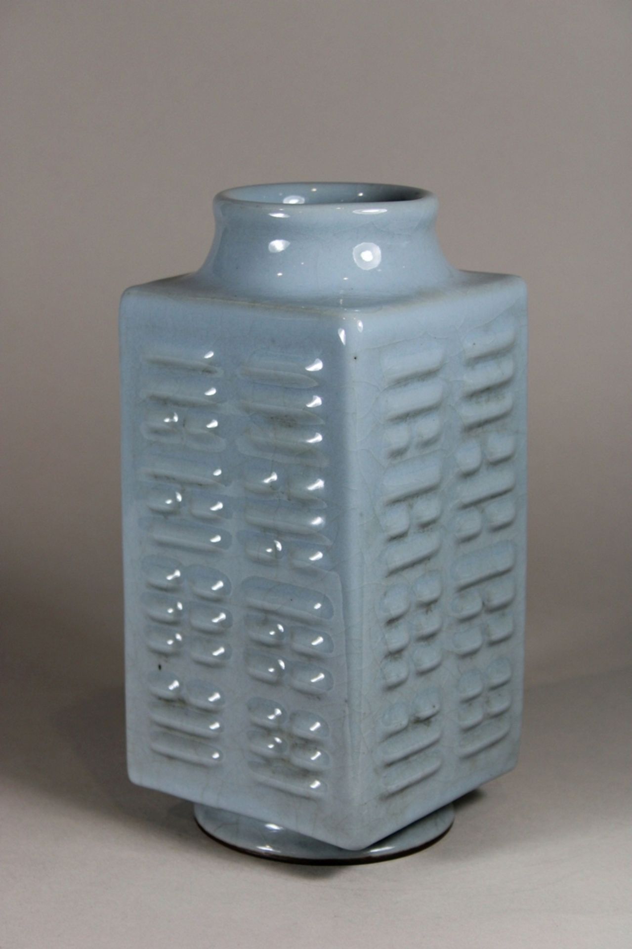 Seladon Cong Vase, China, Porzellan, Xianfeng Marke, Trigramm Dekor, H.: 22,5 cm. Guter, altersbedi