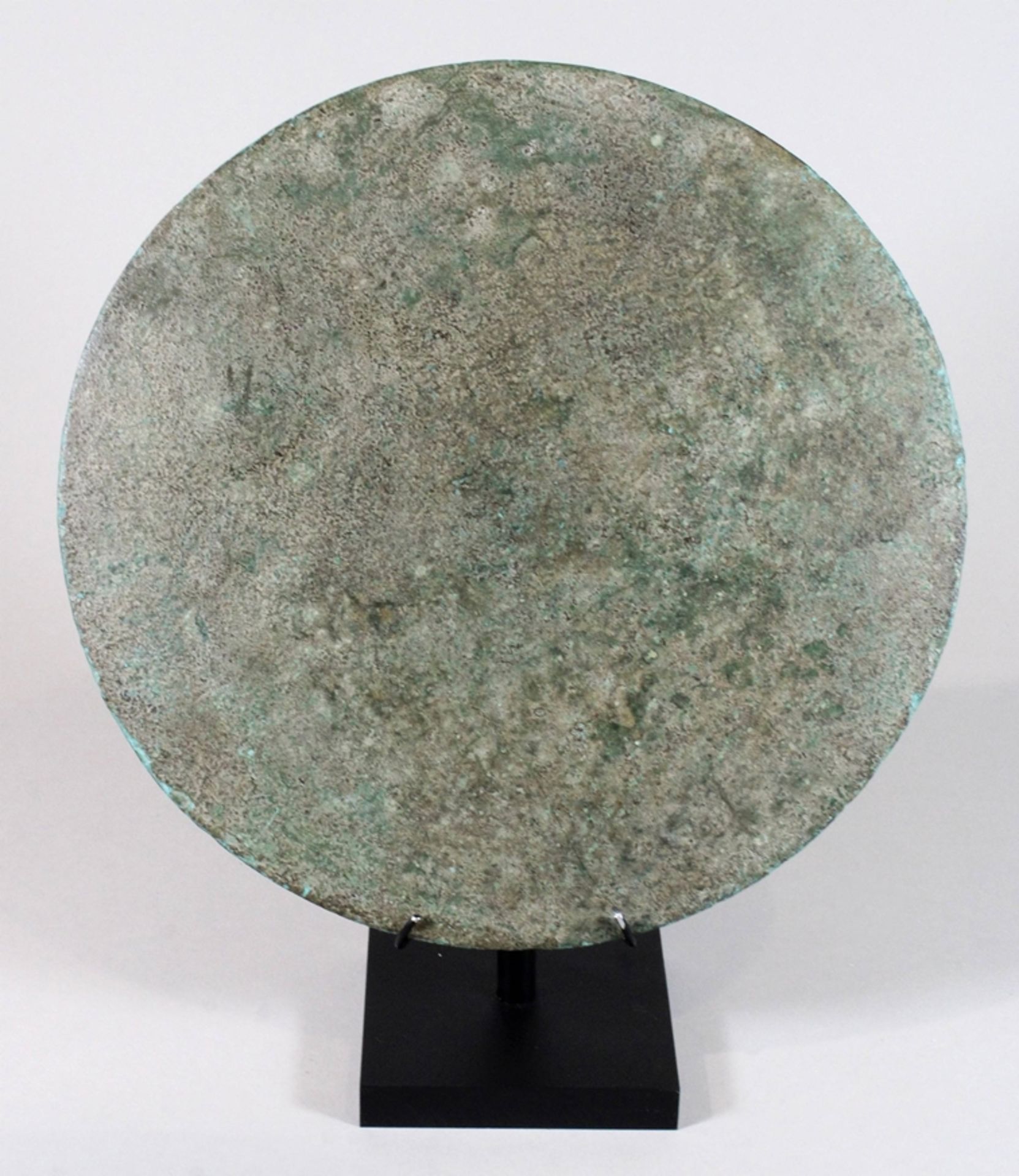 Bronze-Spiegel, China, figürliche Szene, Oberfläche mit Patina, Dm.: 22,3 cm. Guter, altersbedingte - Bild 2 aus 2
