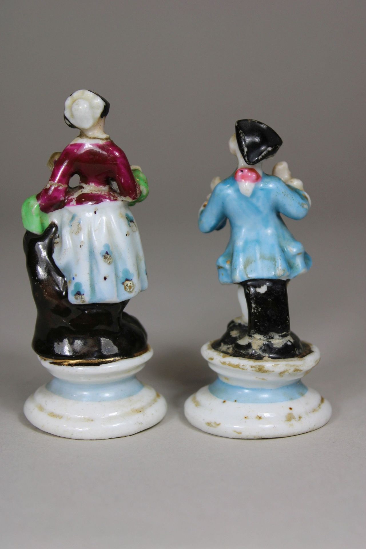 Paar Porzellanfiguren, Frau mit dem Hund, galanter Mann, 19. Jh., Maße: H.: 9,5 cm und 8,5 cm. Gute - Bild 3 aus 5