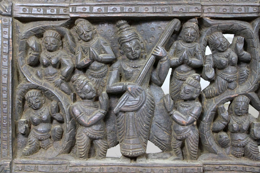 Holzschnitzerei, Indien, um 1900, Darstellung: Gottheit Vishnu zusammen mit weiteren Gottheiten, Ma - Image 3 of 5