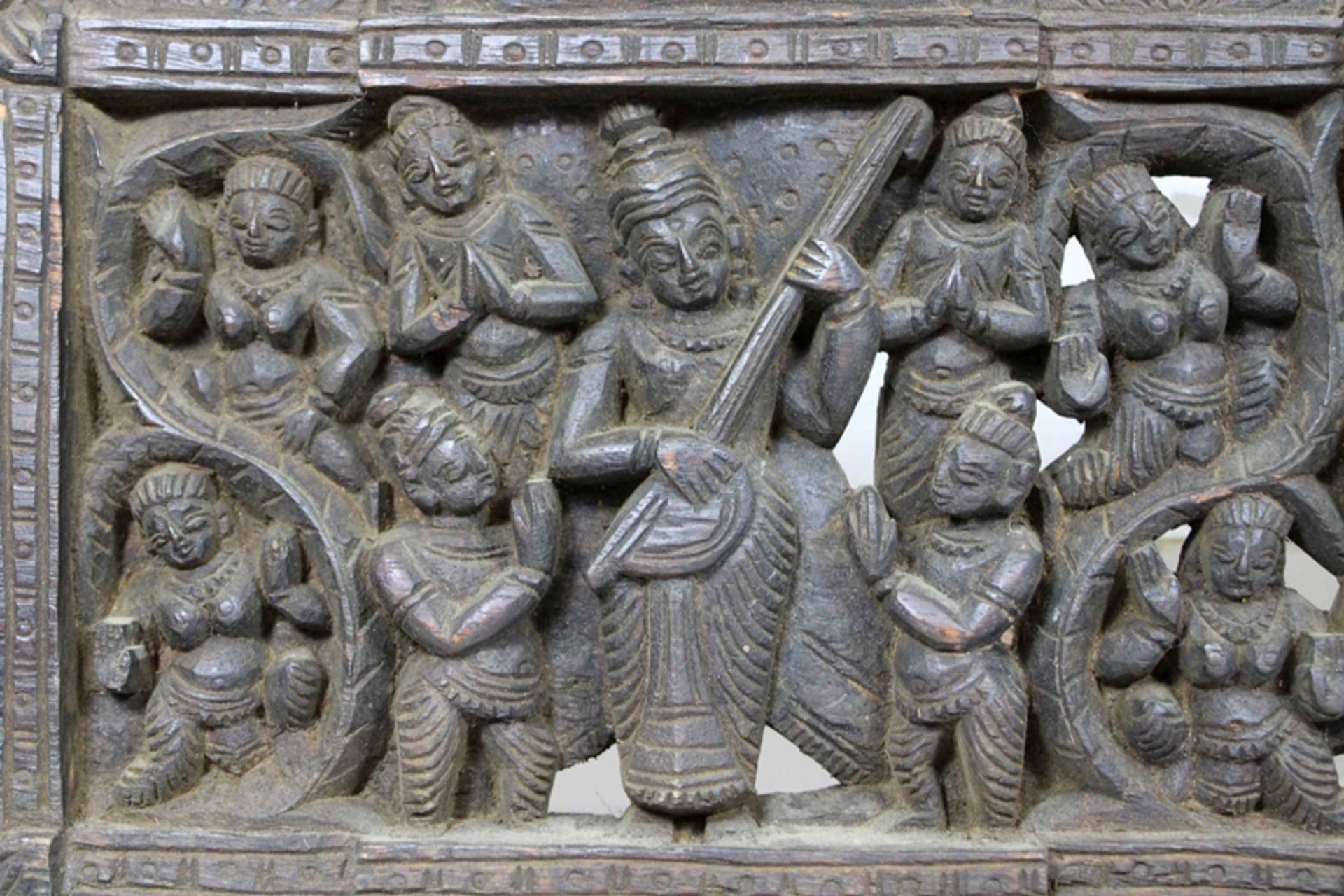 Holzschnitzerei, Indien, um 1900, Darstellung: Gottheit Vishnu zusammen mit weiteren Gottheiten, Ma - Bild 3 aus 5