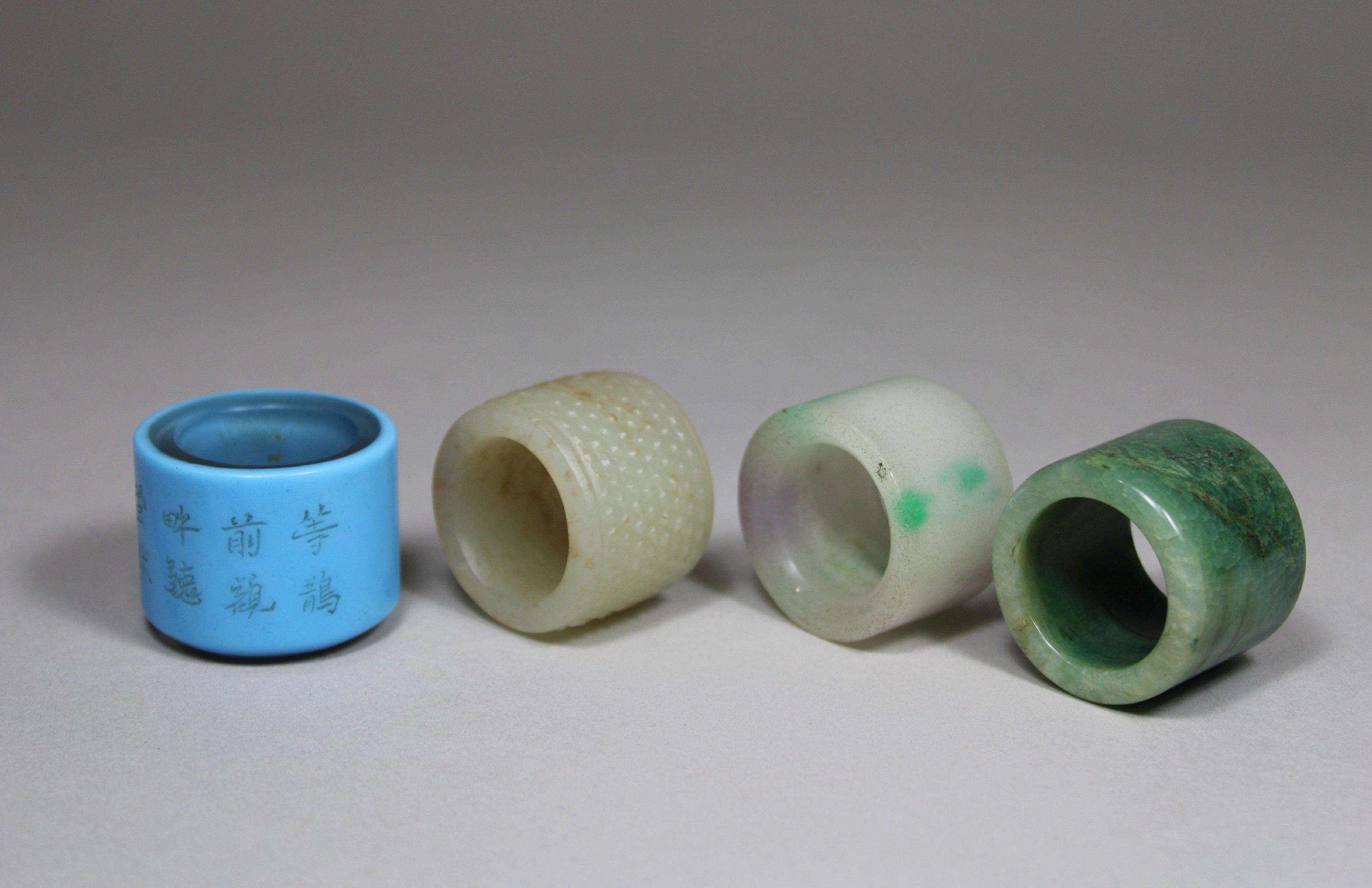 Vier Daumen-Ringe, China, 2 aus Jade, 1 weißer Jade, 1 aus Doppelschicht-Glas mit Gedicht, wohl Qin - Image 2 of 2