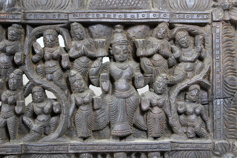 Holzschnitzerei, Indien, um 1900, Darstellung: Gottheit Vishnu zusammen mit weiteren Gottheiten, Ma - Image 5 of 5