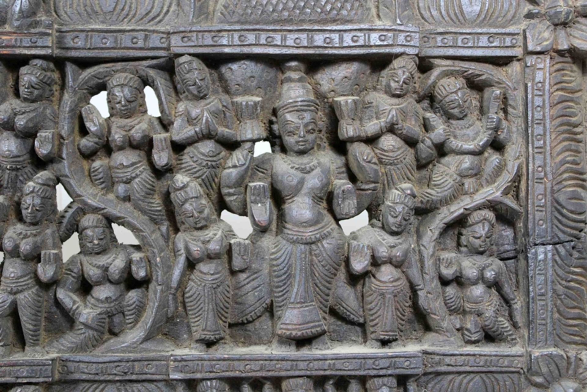 Holzschnitzerei, Indien, um 1900, Darstellung: Gottheit Vishnu zusammen mit weiteren Gottheiten, Ma - Bild 5 aus 5