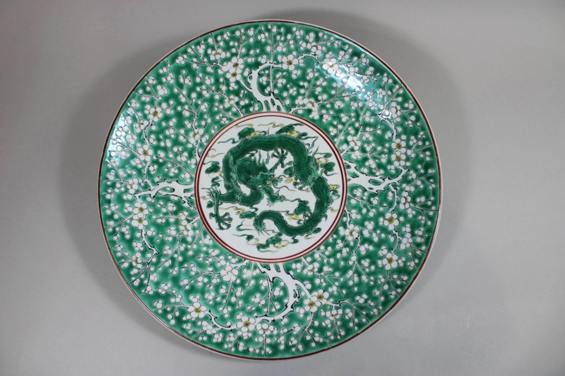 Große Teller, China, Porzellan, wohl Qianlong Sechs-Zeichen-Marke, Drachendekor, Dm.: 40 cm. Guter,