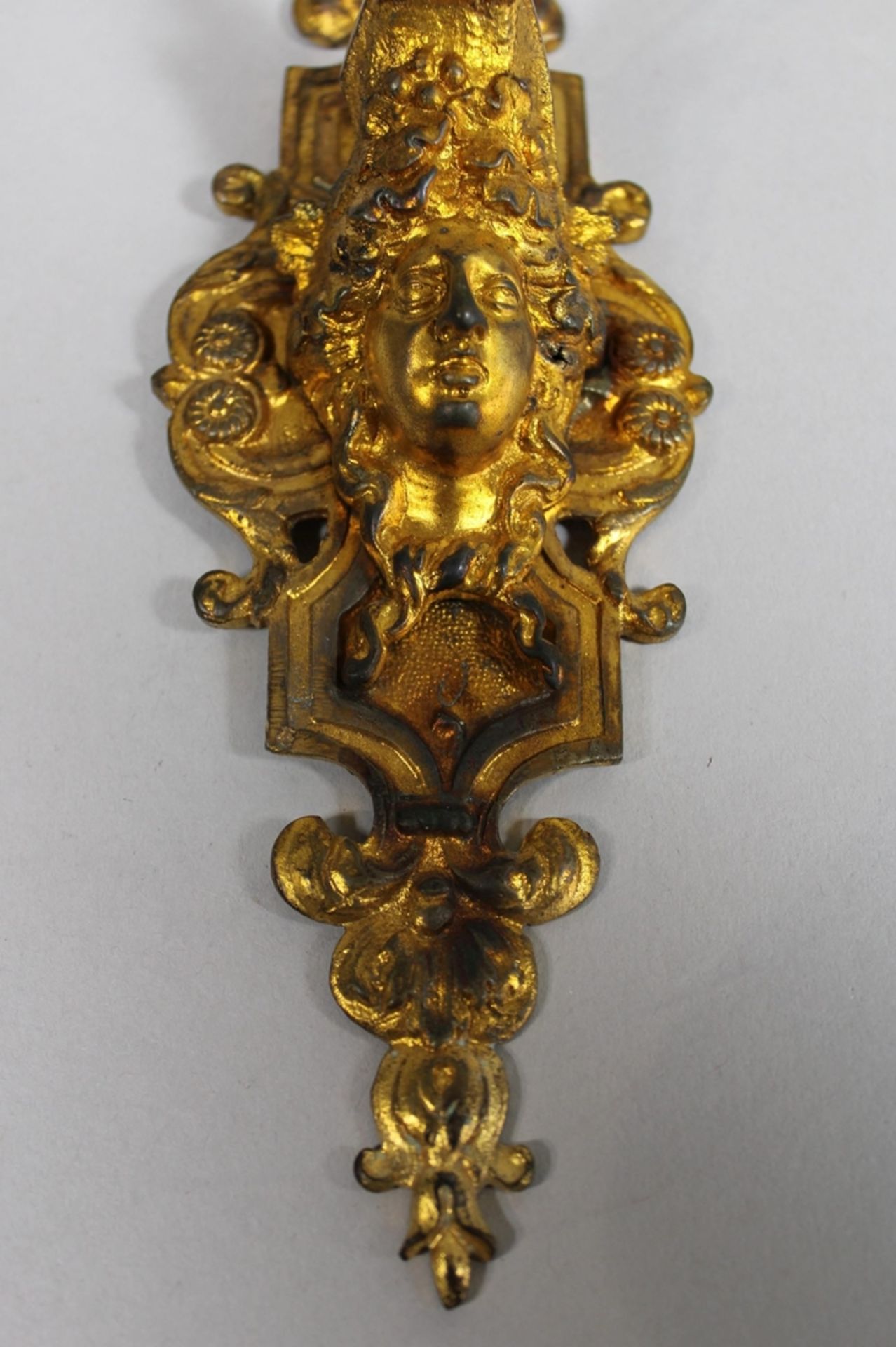 Louis-XIV-Kerzenleuchter, vergoldete Bronze, 19. Jh., H.: 20,5 cm. Guter, altersbedingter Zustand. - Bild 3 aus 3