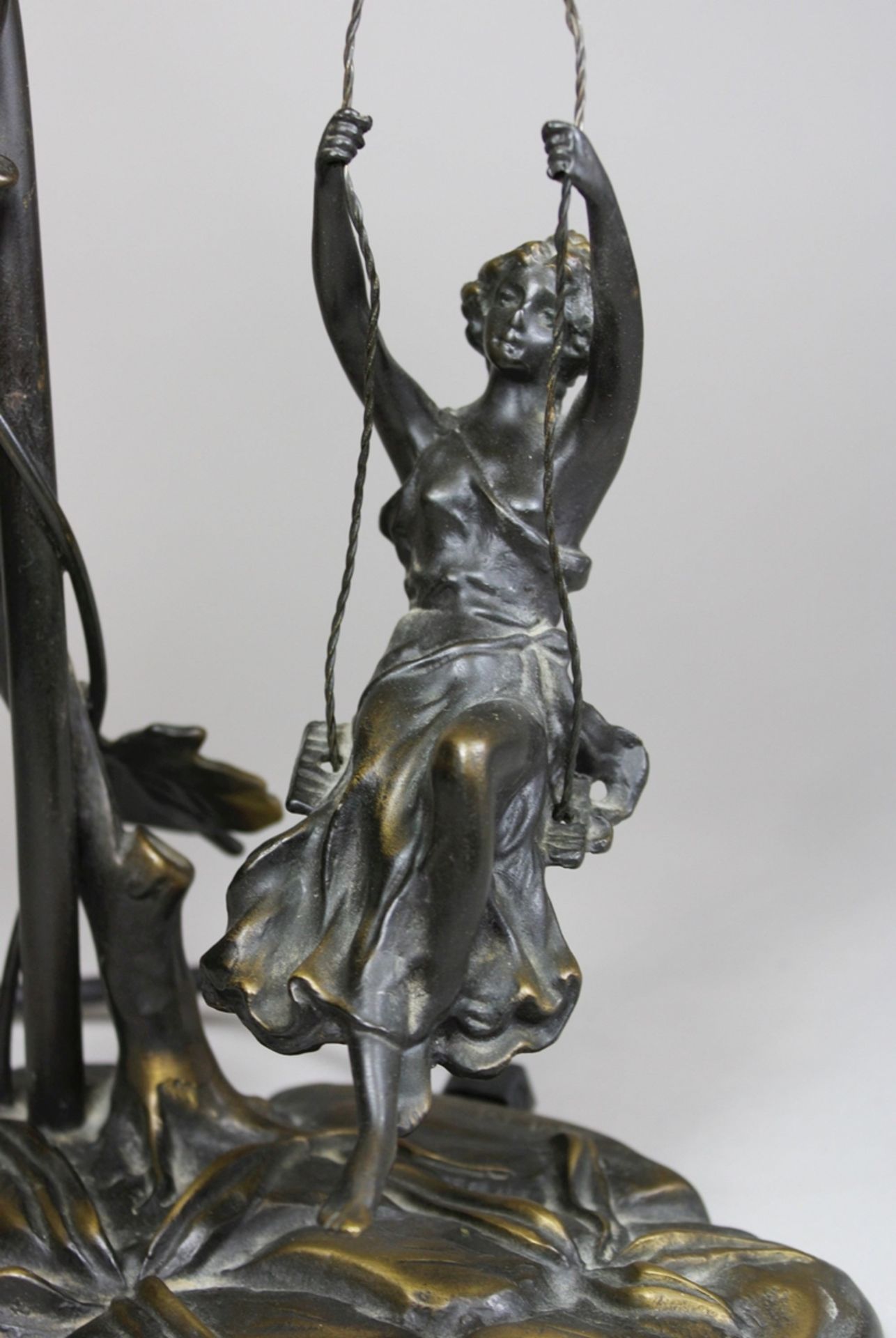 Drei Bronze Lampen, Frankreich, Jugendstil, 19. Jh., Guss und Glas, Blütenfassung, Dame auf bezeich - Bild 4 aus 7