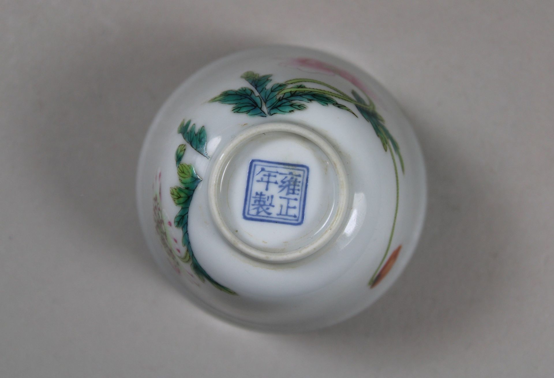 Cup, China, Porzellan, Vierzeichen Yongzheng Marke, Famille rose, Blumendekor, H.: 5 cm, Dm.: 6,5 c - Bild 4 aus 4