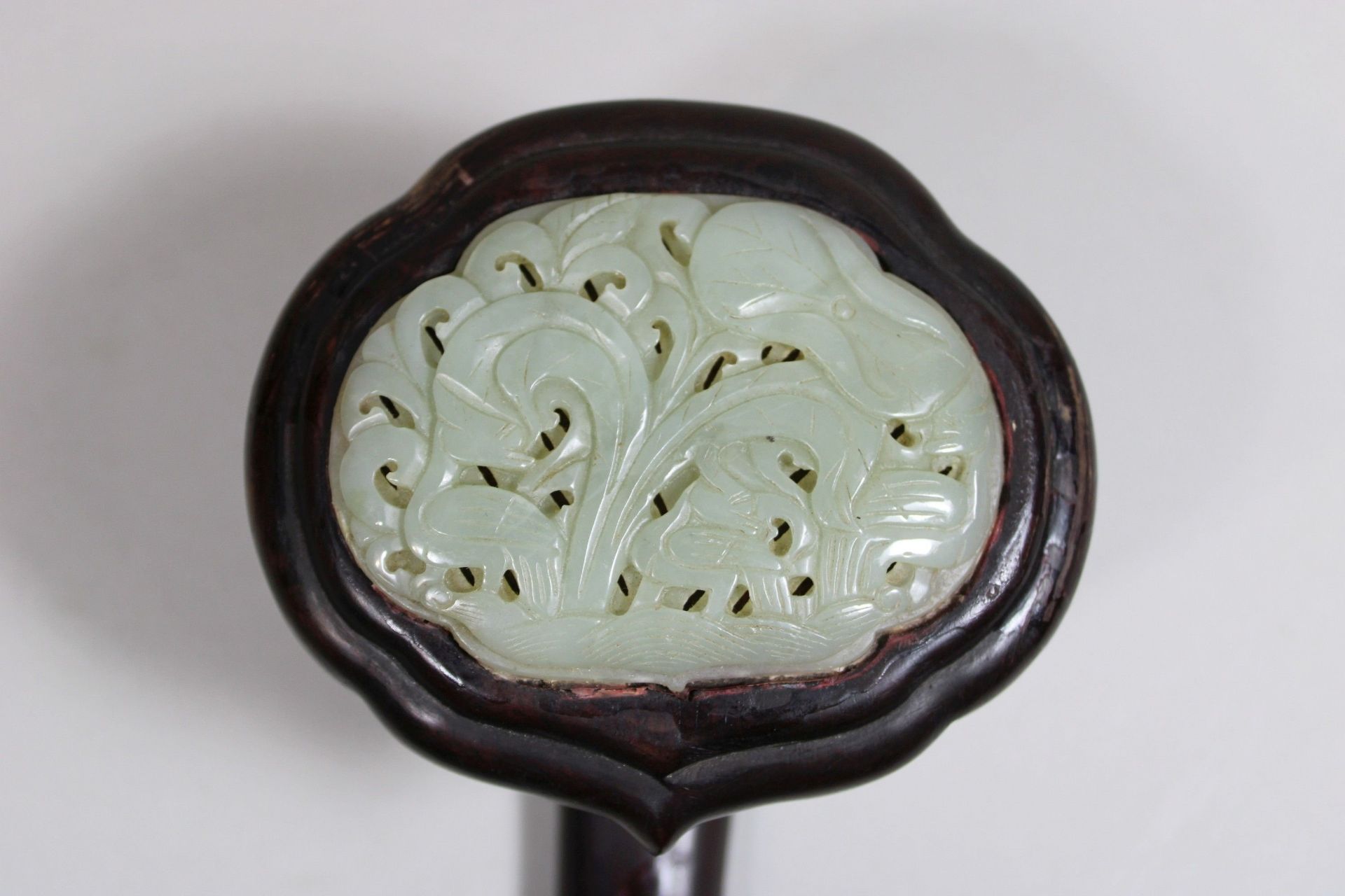 Ruyi-Zepter, China, Holz und Jade, drei Jade Einlagerungen mit Rankendekor, geschnitzt. L.: 50 cm.  - Bild 2 aus 4