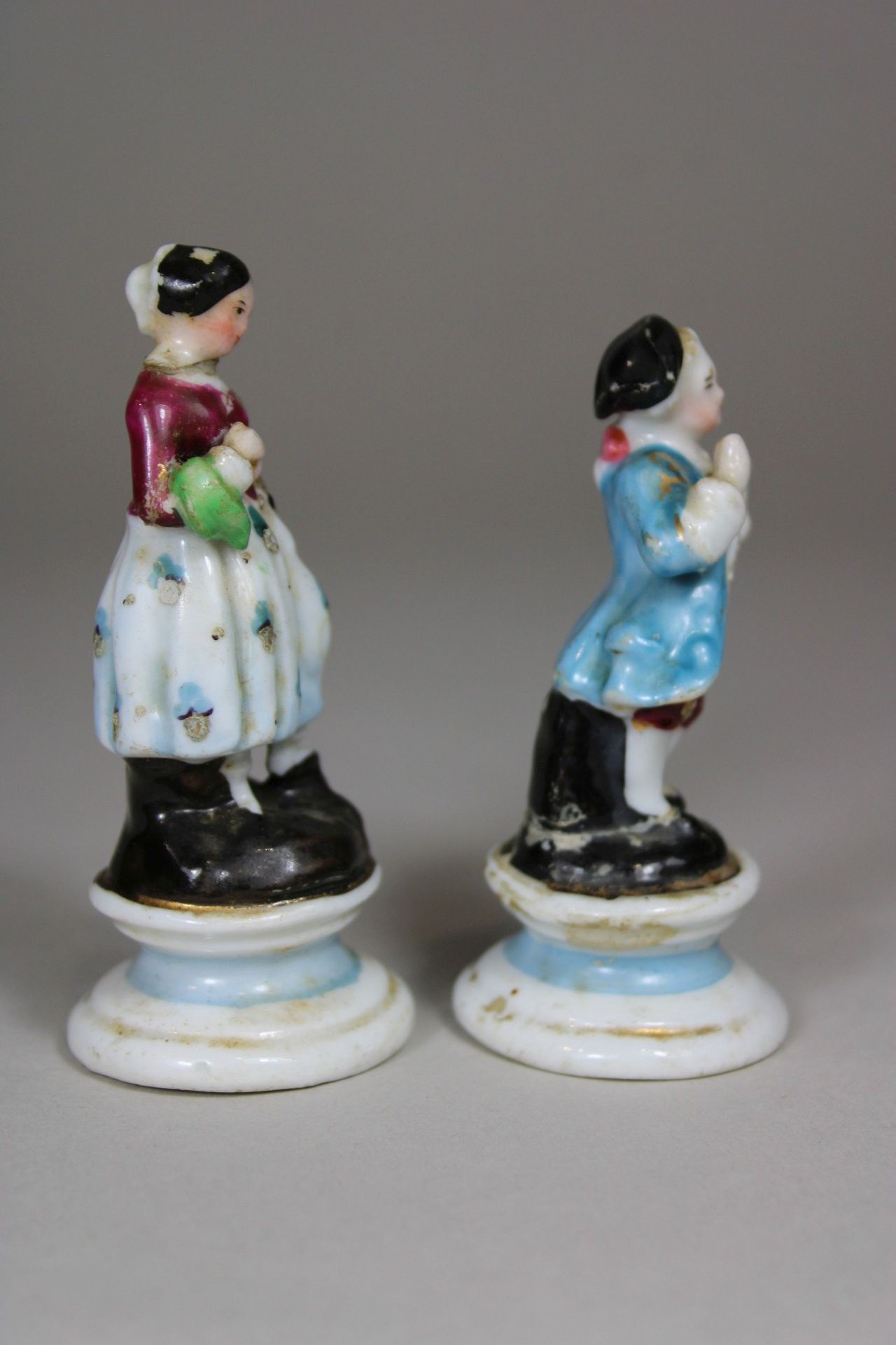 Paar Porzellanfiguren, Frau mit dem Hund, galanter Mann, 19. Jh., Maße: H.: 9,5 cm und 8,5 cm. Gute - Bild 4 aus 5