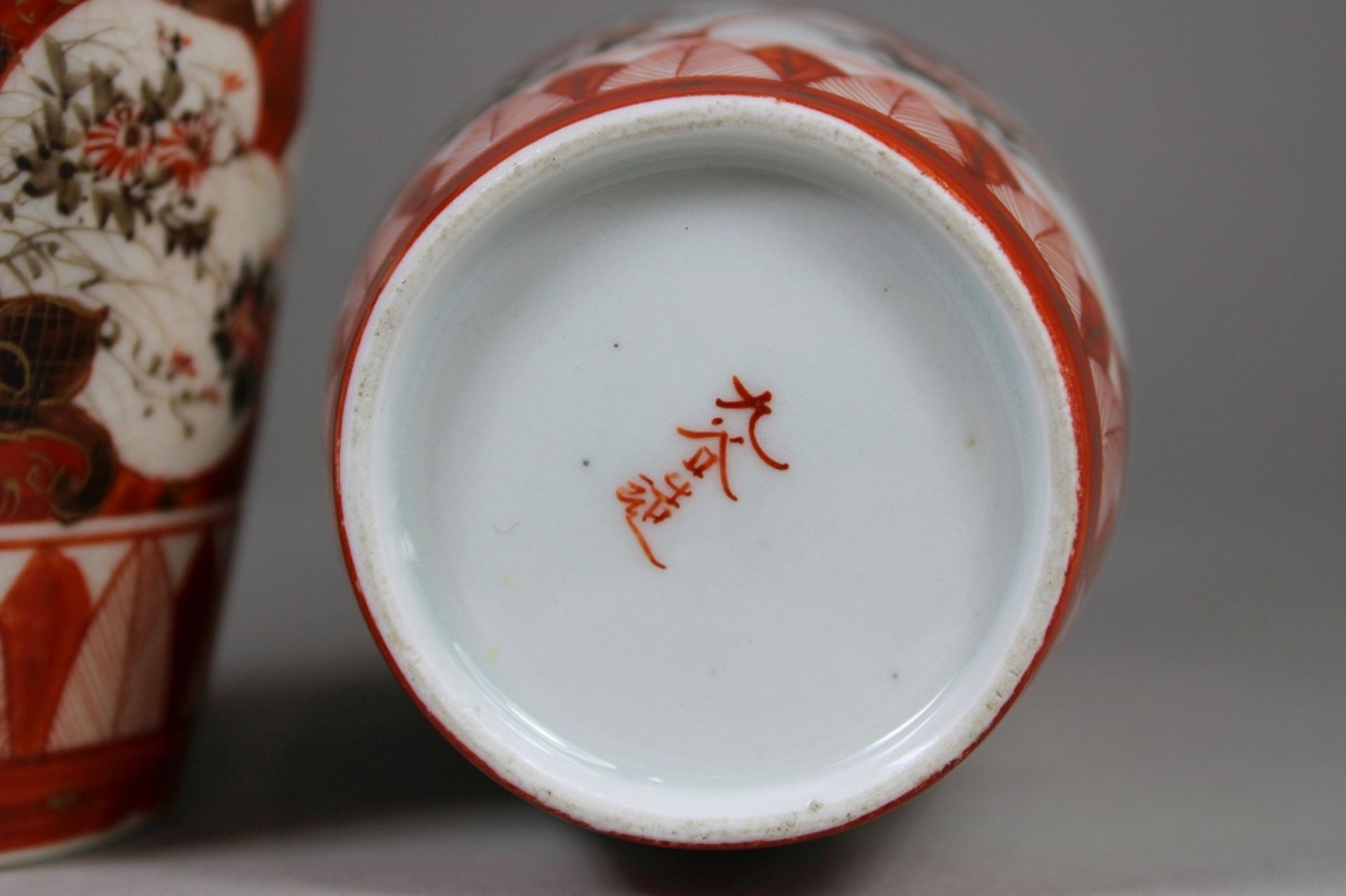 Paar-Kutani-Vase, Japan, Porzellan, Marke am Boden, mit eisenroter Malerei und Goldfarbe, H.: ca. 1 - Bild 6 aus 6