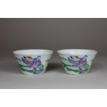 Paar Cups, Porzellan, Doppelring und Yongzheng Marke am Boden, polychrom bemalt, Landschaft und fig