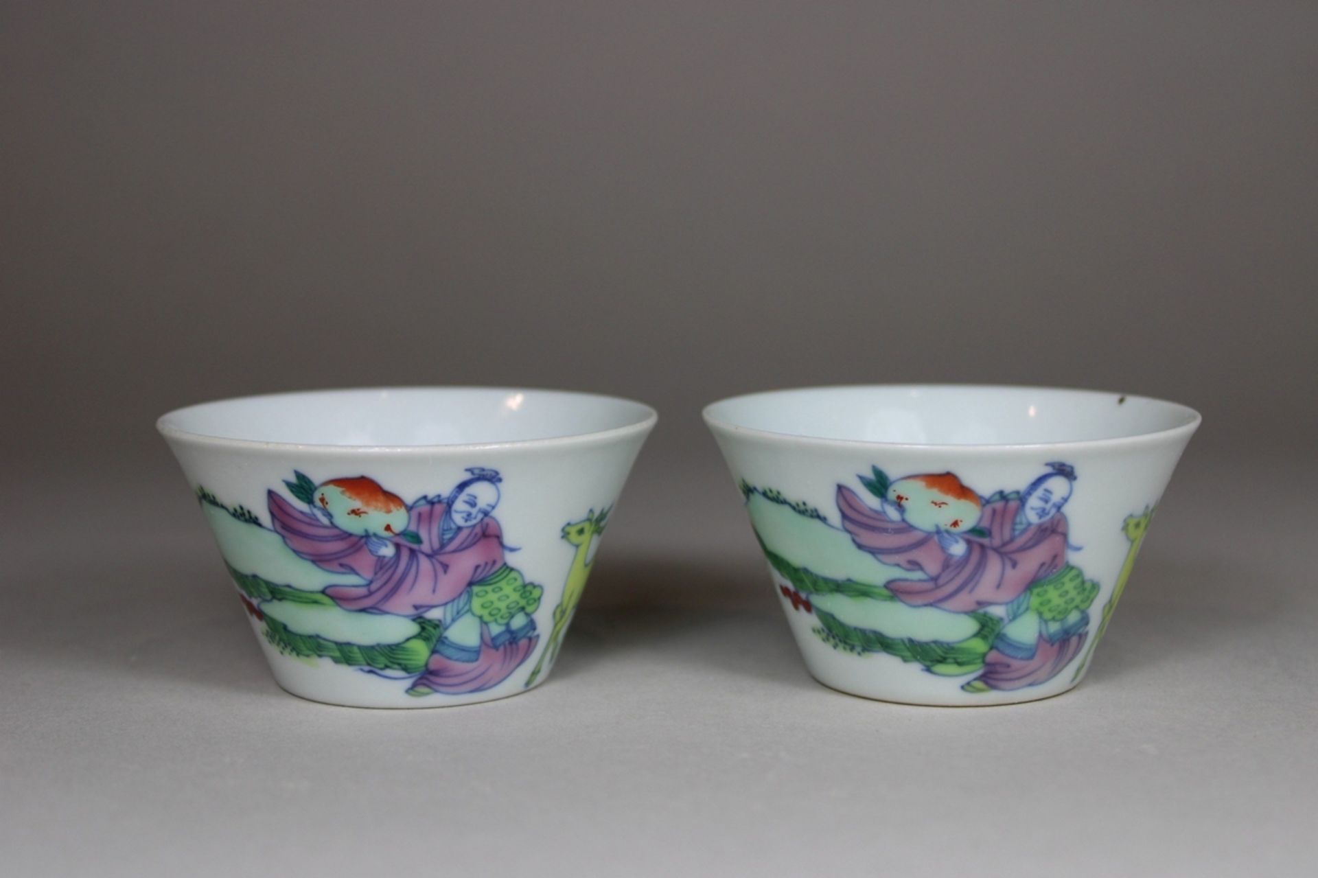 Paar Cups, Porzellan, Doppelring und Yongzheng Marke am Boden, polychrom bemalt, Landschaft und fig