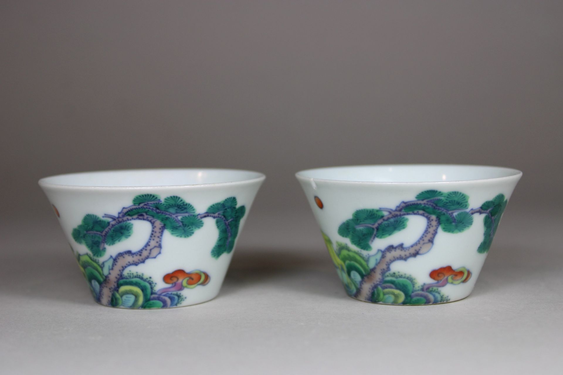 Paar Cups, Porzellan, Doppelring und Yongzheng Marke am Boden, polychrom bemalt, Landschaft und fig - Image 3 of 5