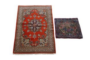 Paar Teppiche, Kirman, Maße: 54 x 56,5 cm, Ghom, Maße: 138 x 79 cm. Guter Zustand.