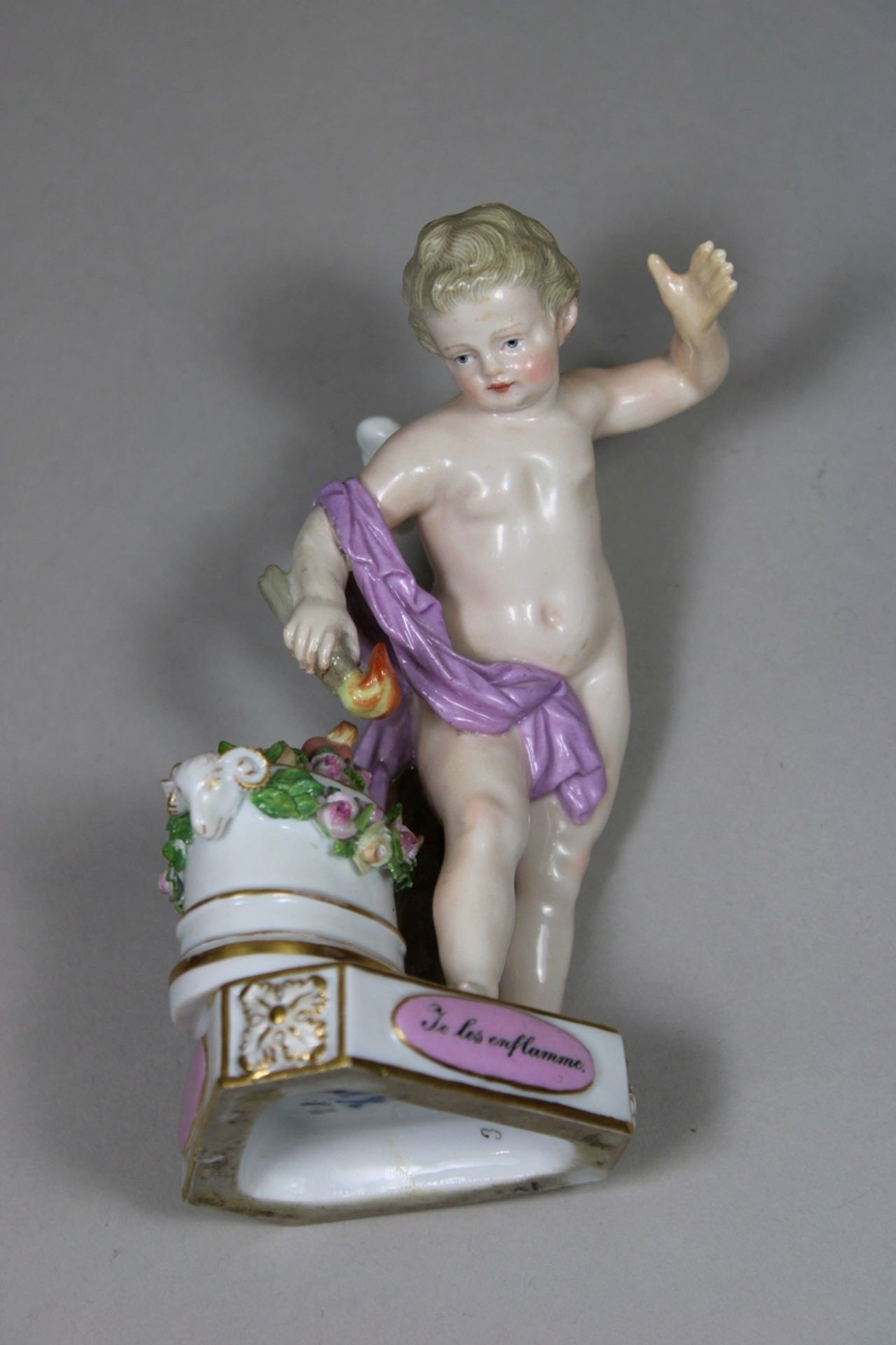 Porzellanfigur, Devisenkind, Je les enflamme, Meissen, 1. Wahl, Schwertermarke mit Knauf und Ritzz, - Bild 4 aus 5