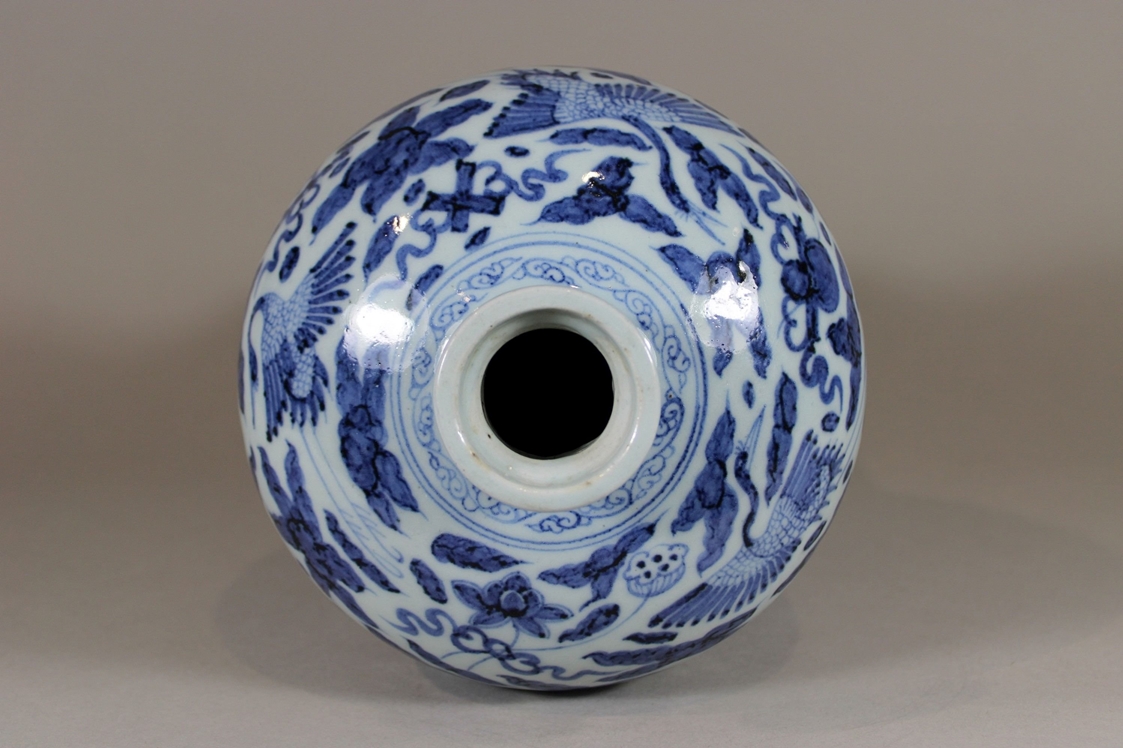 Meiping Vase, China, Porzellan, ohne Marke, blau-weiß, H.: 32 cm. Guter, altersbedingter Zustand. - Image 5 of 6