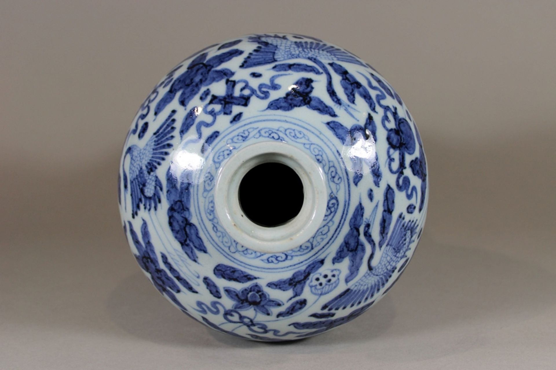 Meiping Vase, China, Porzellan, ohne Marke, blau-weiß, H.: 32 cm. Guter, altersbedingter Zustand. - Bild 5 aus 6
