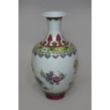 Famille rose Vase, China, Porzellan, Vier-Zeichen Yongzheng Marke, Insekt- und Blumendekor, H.: 41