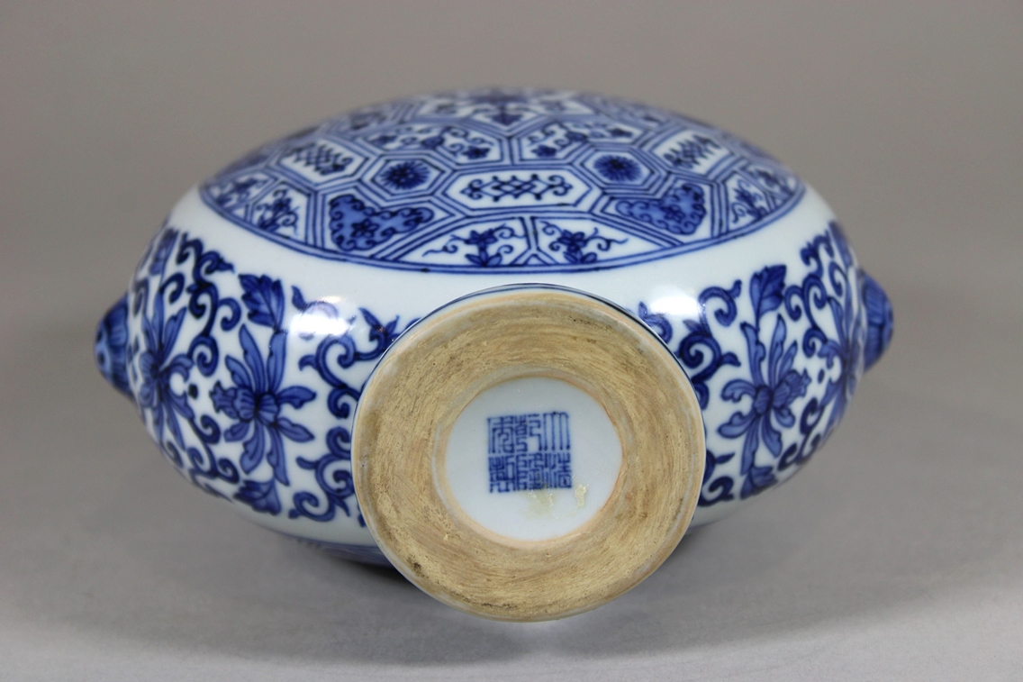 Baoyueping Vase, China, Porzellan, Qianlong Marke, blau-weiß bemalt, H.: 18 cm, B.: 14,5 cm. Guter, - Image 4 of 4
