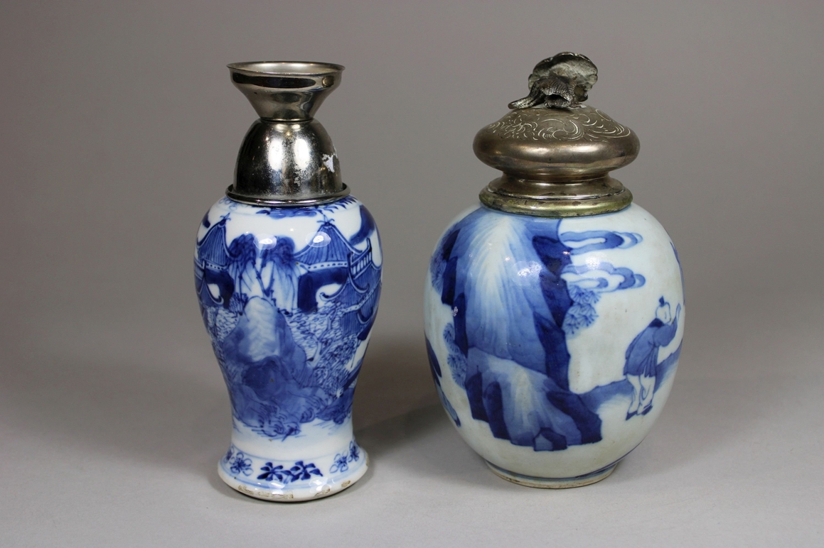 Paar Vasen mit Montierung, China, Porzellan, eine Vase mit vierzeichner Kangxi Marke, blau-weiß bem - Image 2 of 5