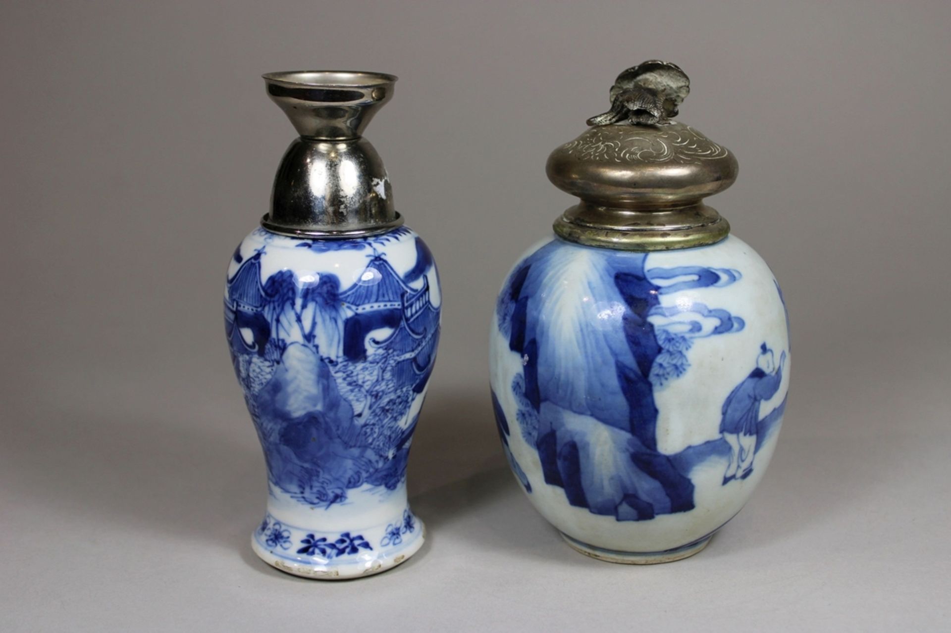 Paar Vasen mit Montierung, China, Porzellan, eine Vase mit vierzeichner Kangxi Marke, blau-weiß bem - Bild 2 aus 5