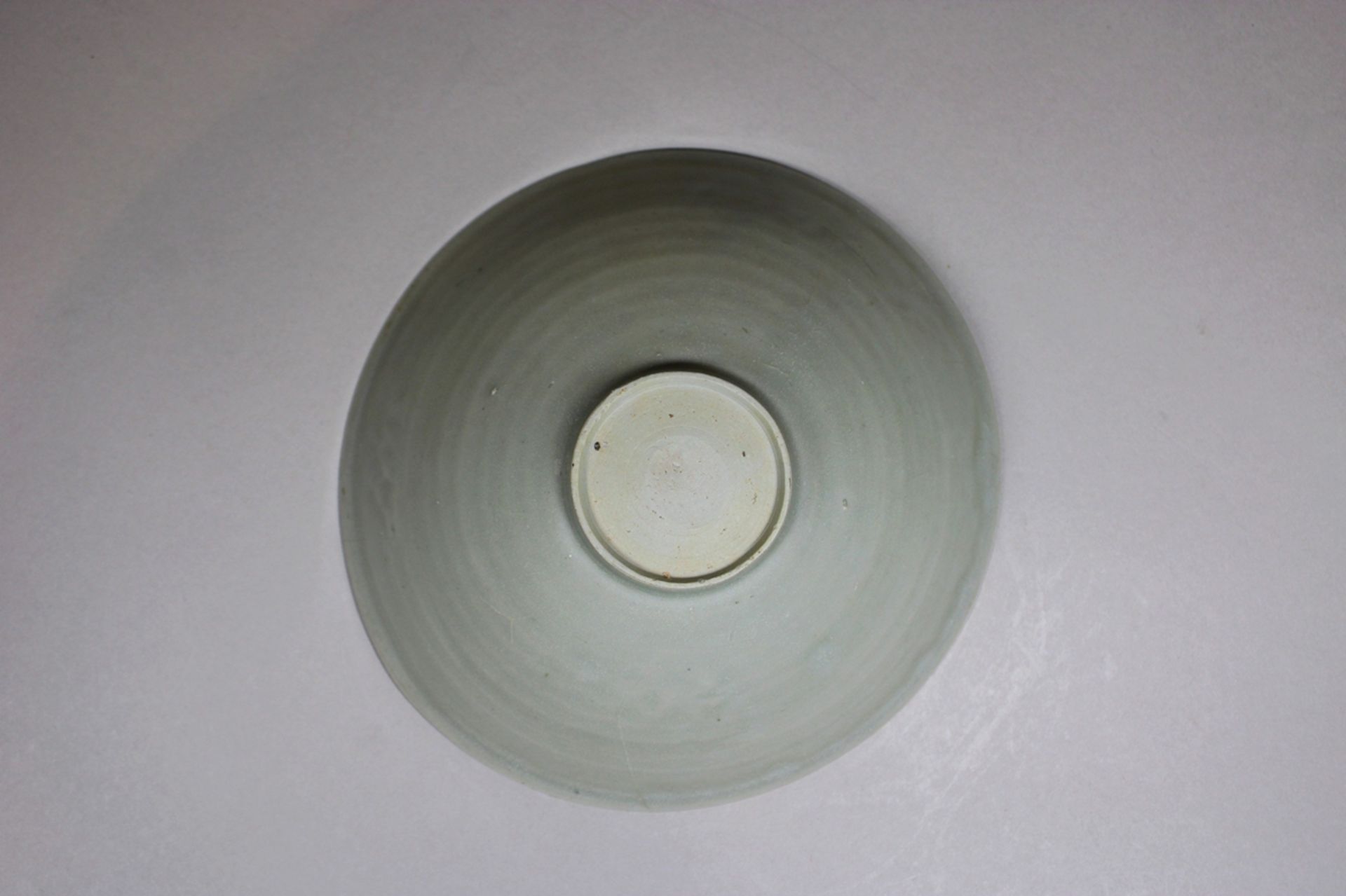 Seladon Schale, China, Porzellan, um 12. Jh., Song-Dynastie, H.: 6,8 cm, Dm.: 19 cm. Guter, altersb - Image 4 of 4