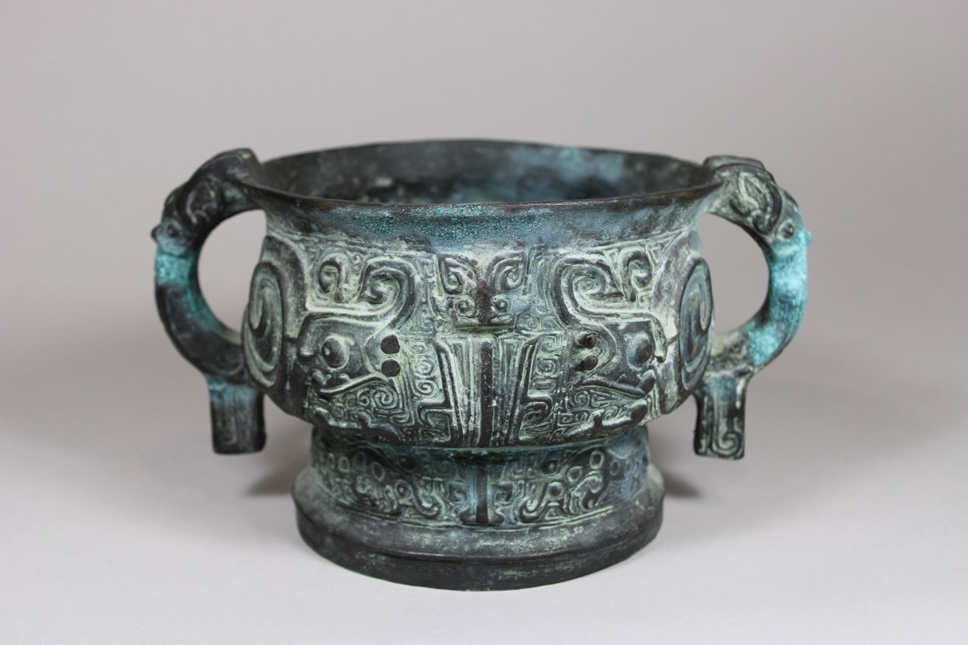 Gui - Zeremonialgefäß, China, Bronze, im Stil der Zhou Dynastie, Ming Dynastie, Reliefdekor, Dm.: 1